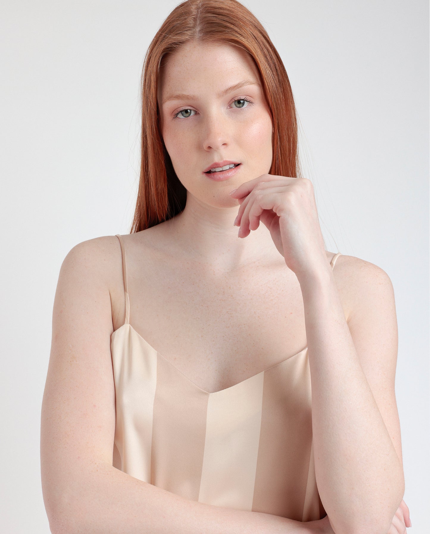 Camicia da notte con bretelle sottili scollo a V a righe avorio e beige Admas