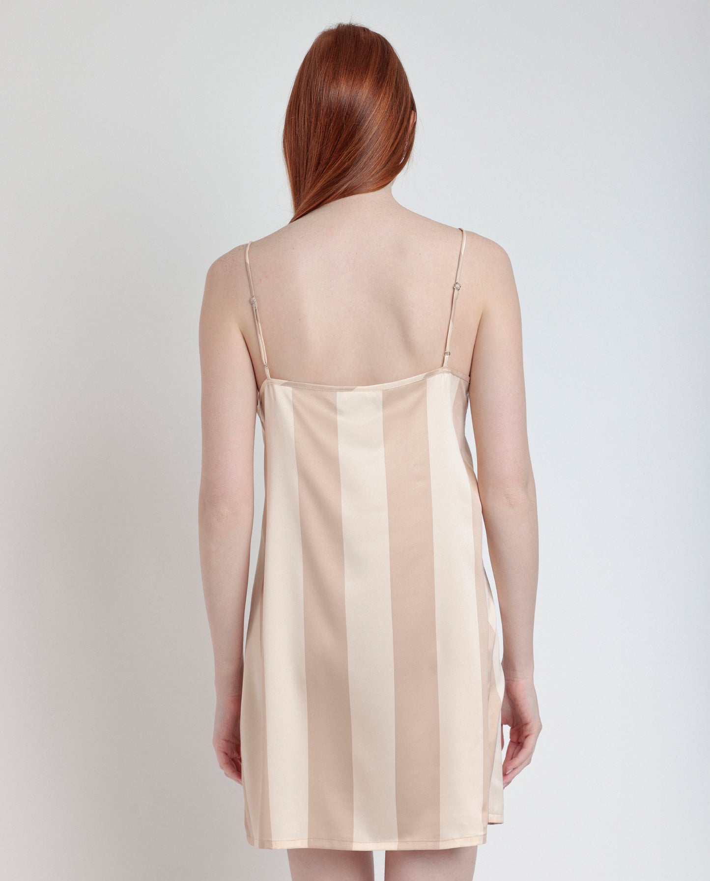 Camicia da notte con bretelle sottili scollo a V a righe avorio e beige Admas